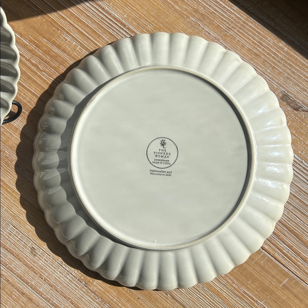 4 The Pioneer Woman Collette Stoneware Scalloped Edge Dinner Plates - Picture 4 of 12
